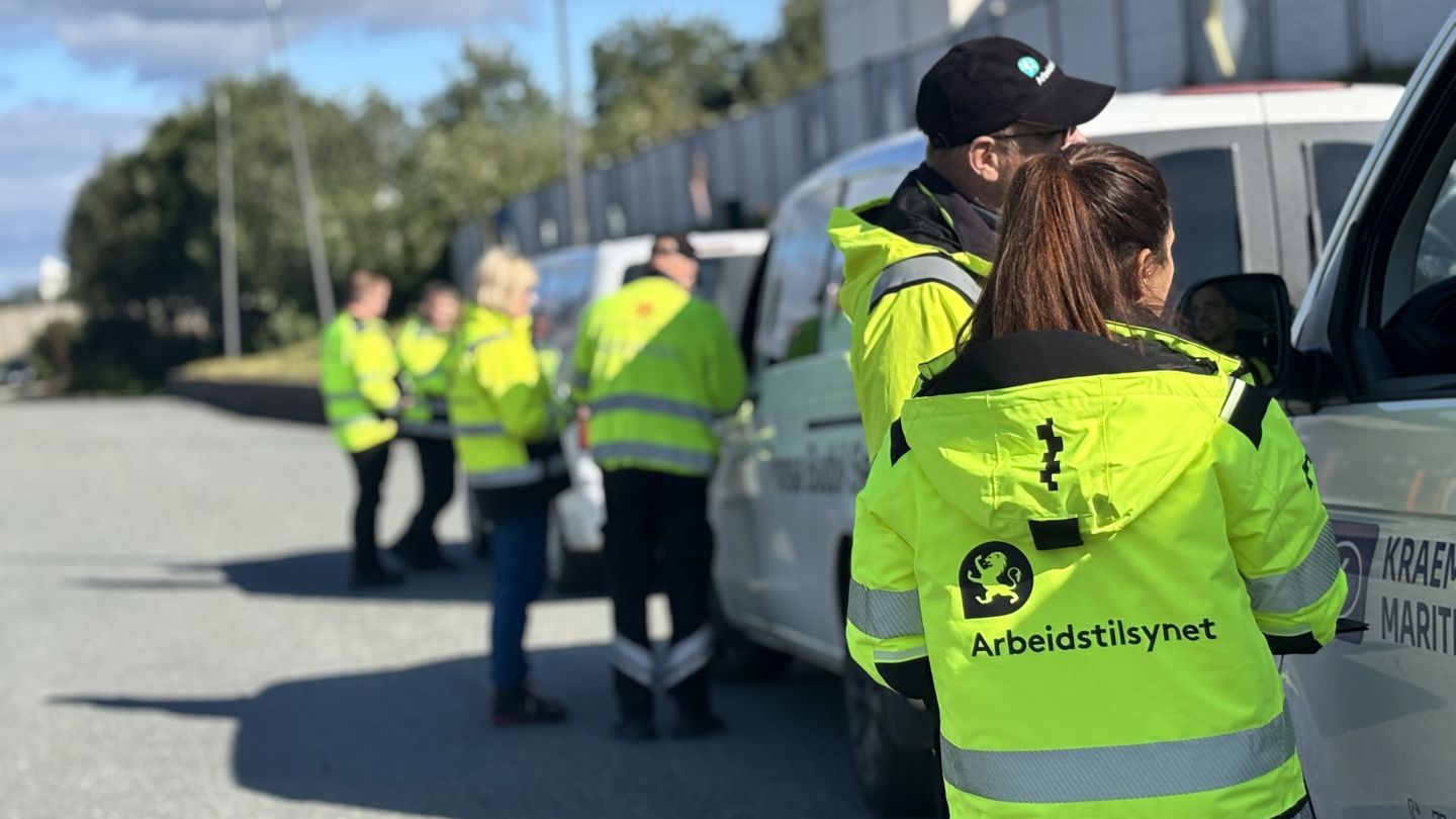 Kontollører fra Arbeidstilsynet kontrollerer varebilder