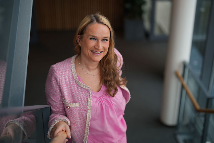 Bilde av direktøren i Arbeidstilsynet, Ingvill Kvernmo, som ser mot og smiler til kamera
