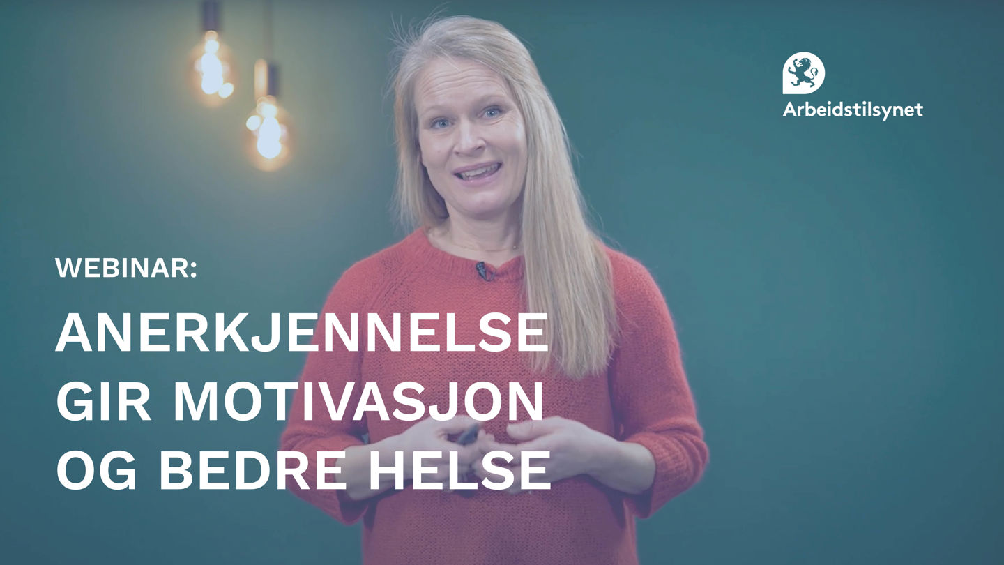 Bilde fra webinaret av programleder Karin Scheel. Hun snakker og ser rett i kamera.