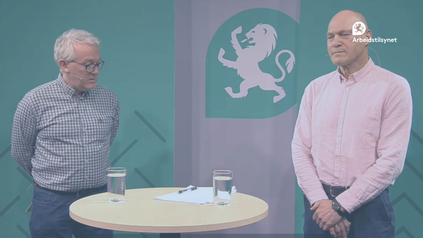Bilde fra webinaret av to av deltakerne i en samtale. De står ved siden av hverandre og snakker.