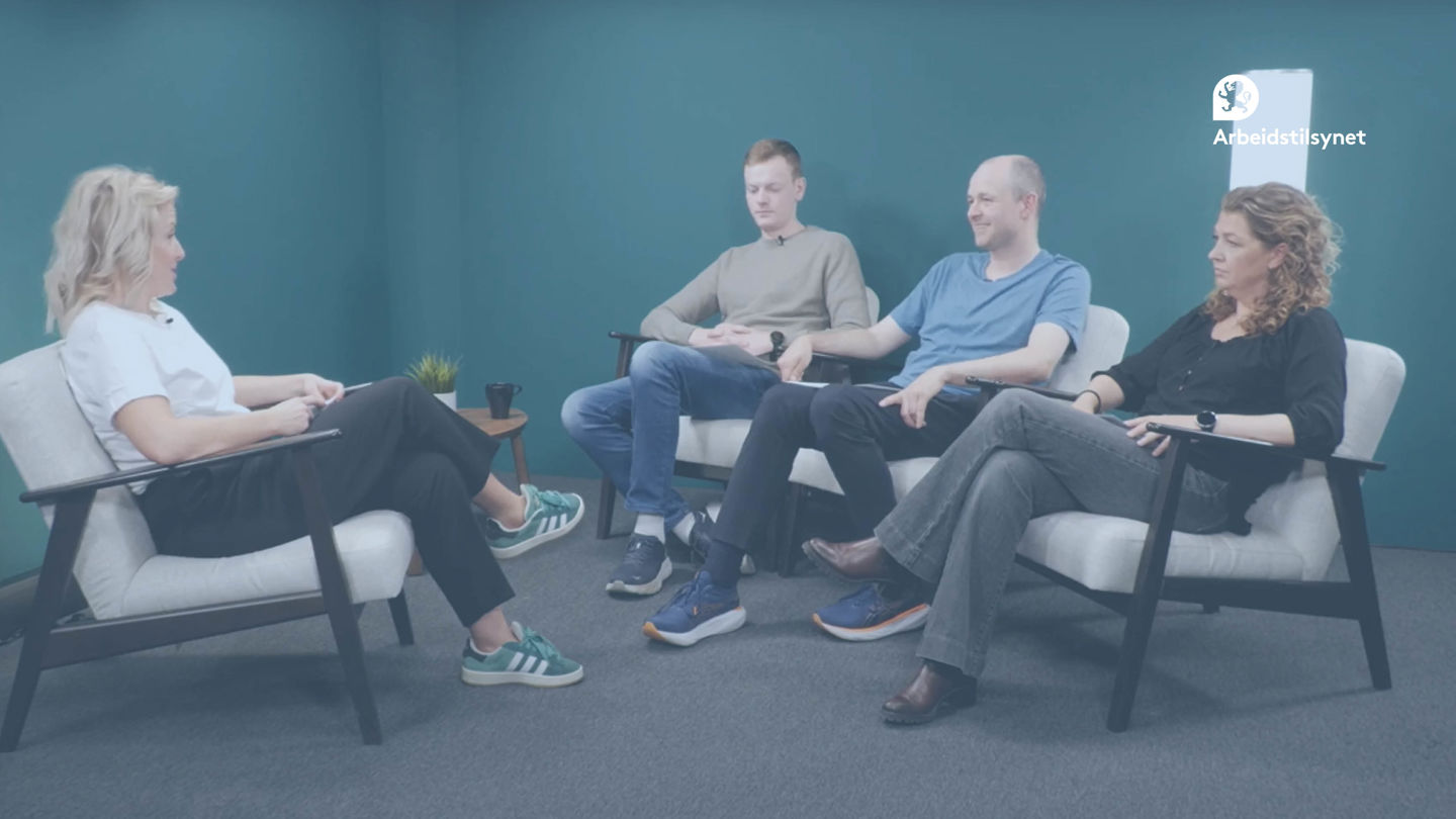 Bilde fra webinaret av programleder og de tre gjestene fra Asko. De sitter i hver sin stol, vendt mot hverandre og snakker.