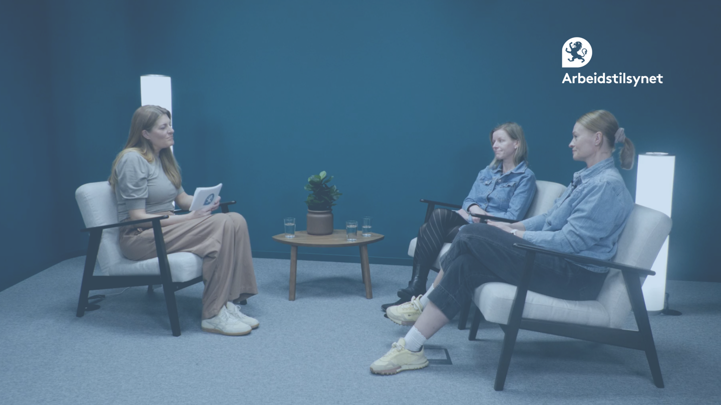Bilde fra studio med programleder Ingri i samtale med gjestene Gunnhild og Anne Dorthe