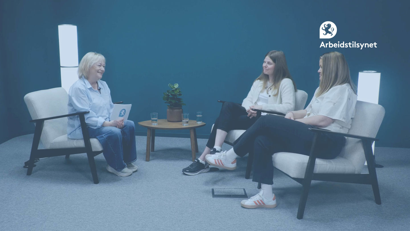 Bilde fra webinaret av programleder Marit med to gjester. De sitter i hver sin stol vendt mot hverandre og smiler.